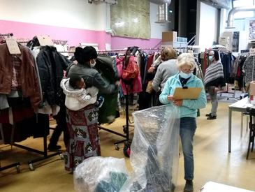 Distribution de vêtements au vestiaire Alleray (15ème)