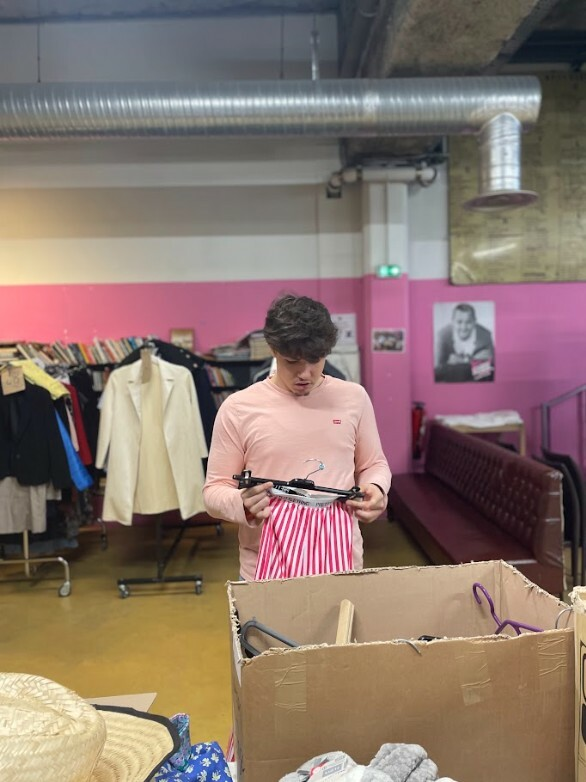 Distribution de vêtements au vestiaire Bédier (13ème)