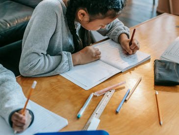 Aide aux devoirs et goûter avec les enfants - Centre Marcet