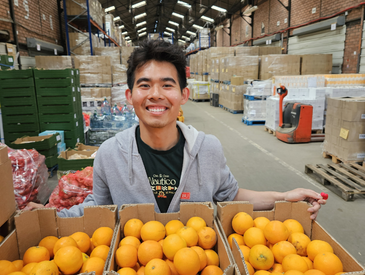 Déchargement et tri de denrées alimentaires avec les Restos du Coeur