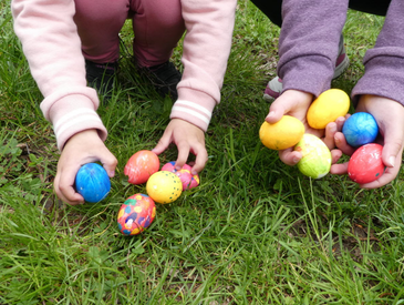 On cache les oeufs de Pâques