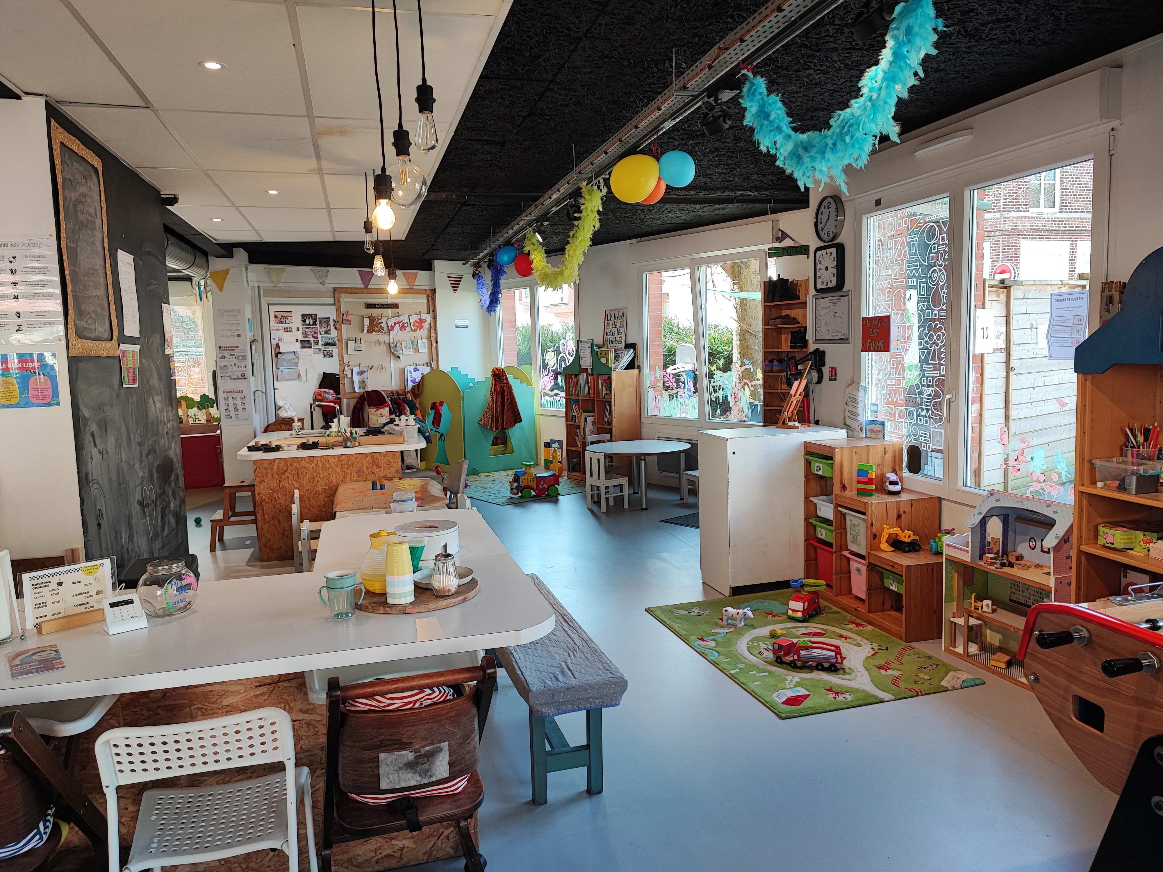 Accueil et jeux au Café des enfants