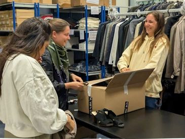 Tri de vêtements pour le dressing de la Cravate Solidaire