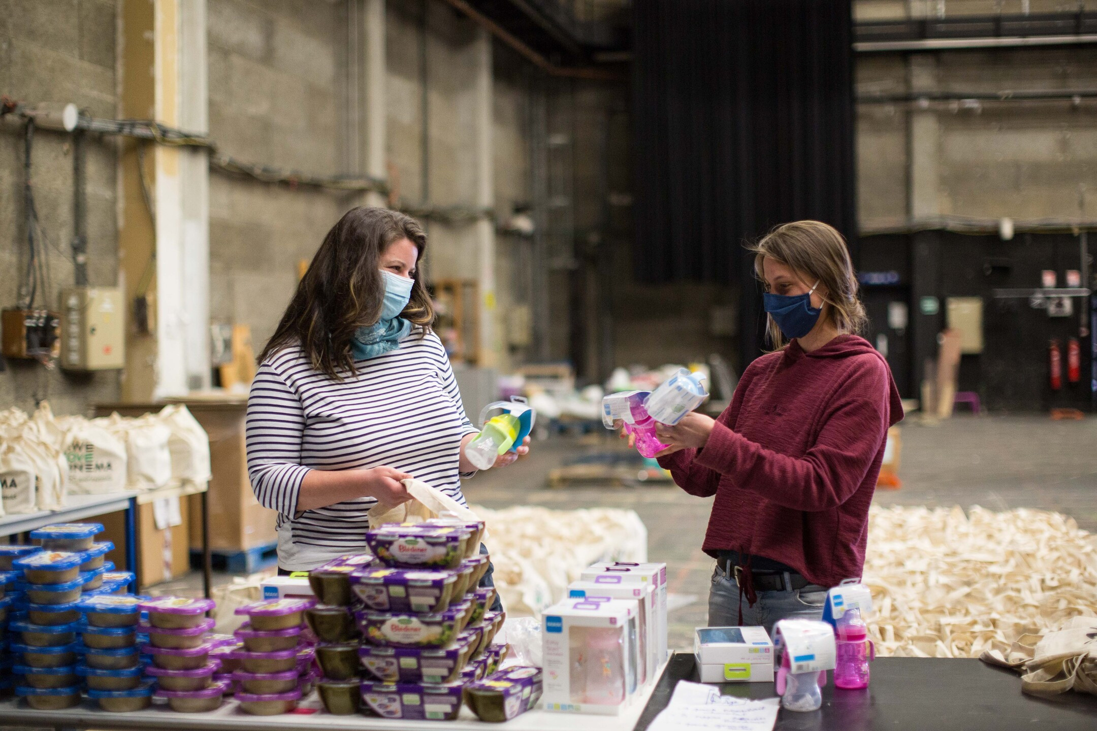 Confectionnez des colis de première nécessité pour les femmes et les enfants en situation de précarité