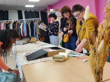 Un coup de main pour le vestiaire nomade au Festival 2 Mains