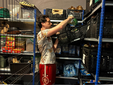 Rangement des denrées alimentaires avec Aurore (20ème)