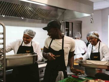 Aide en cuisine et garde d'enfants avec Refugee Food (14ème)