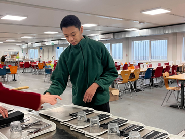 Distribution de repas chauds avec la Chorba à la Villette