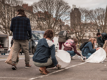 Ramassage de déchets sur le marché